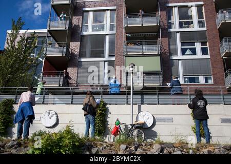 04.05.2020, Bremen, Bremen, Deutschland - Menschen singen Lieder mit älteren Nachbarn, die wegen Corona zu Hause bleiben. 00A200504D164CAROEX.JPG [MODELL RELEA Stockfoto