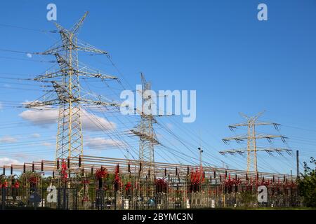 04.05.2020, Bremen, Bremen - Transformatorstation und Pylone des regionalen Energieversorgers Wesernetz Bremen GmbH, Teil der swb. 00A200504D182 Stockfoto