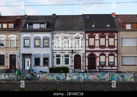 04.05.2020, Bremen, Bremen, Deutschland - Reihenhäuser im Arbeiterviertel Groepelingen in der Nähe des Hafens. 00A200504D233CAROEX.JPG [MODELLFREIGABE: Stockfoto