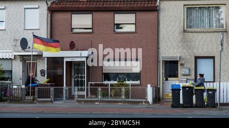 04.05.2020, Bremen, Bremen, Deutschland - Reihenhäuser im Arbeiterviertel von Groepelingen in der Nähe des Hafens. 00A200504D248CAROEX.JPG [MODELLFREIGABE: NEIN, Stockfoto