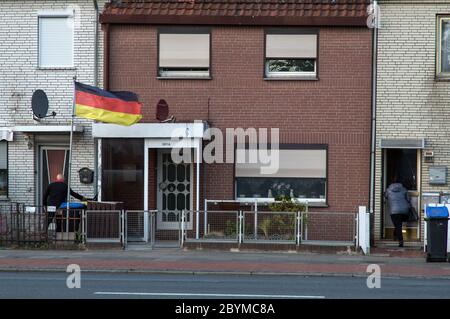 04.05.2020, Bremen, Bremen, Deutschland - Reihenhäuser im Arbeiterviertel Groepelingen in der Nähe des Hafens. 00A200504D252CAROEX.JPG [MODELL REL Stockfoto