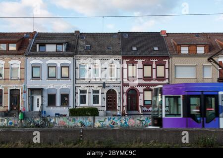 04.05.2020, Bremen, Bremen, Deutschland - Reihenhäuser im Arbeiterviertel Groepelingen in der Nähe des Hafens. 00A200504D235CAROEX.JPG [MODELL REL Stockfoto