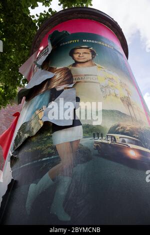 23.05.2020, Bremen, Bremen, Deutschland - zerfetztes Filmplakat zur Kinopremiere von ONCE UPON A TIME IN HOLLYWOOD zur Litfass-Kolumne. Filmfreigabe in Stockfoto
