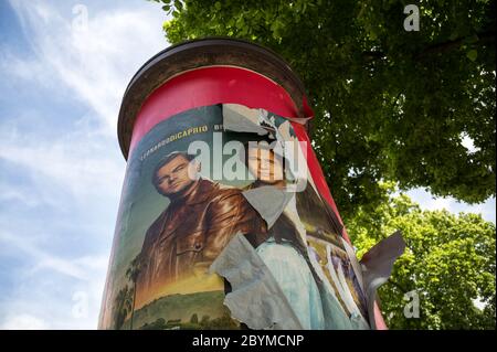 23.05.2020, Bremen, Bremen, Deutschland - zerfetztes Filmplakat zur Kinopremiere von ONCE UPON A TIME IN HOLLYWOOD zur Litfass-Kolumne. Filmfreigabe in Stockfoto