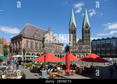 29.05.2020, Bremen, Bremen, Deutschland - nach dem Corona Shock ist der Marktplatz in Bremen wieder etwas voll. Links das Rathaus, rechts Stockfoto