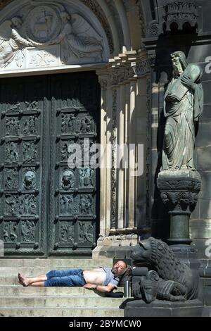 29.05.2020, Bremen, Bremen - Polnischer Obdachloser, der auf den Stufen des Petersdoms ein Nickerchen macht. 00A200529D079CAROEX.JPG [MODELLFREIGABE: Stockfoto