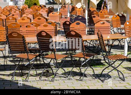 19.04.2020, Berlin, Berlin, Deutschland - die Stühle der geschlossenen Restaurants am Hackischen Markt werden aufgrund von Korona-Beschränkungen nicht besetzt. 00C200 Stockfoto