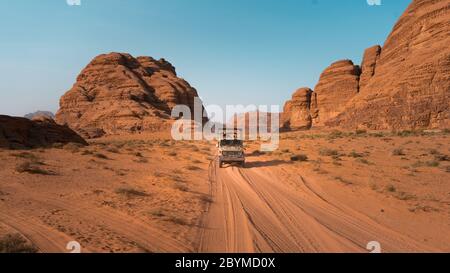 Fahren auf rauem Outback Schotter roten Sand Spur. Geländewagen mit Geländewagen, der Touristen auf Wüstensafari mit Dünen bringt. Wadi Rum Wüste in Jordanien Stockfoto