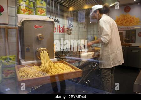 17.11.2016, Venice, Veneto, Italy – in einer Snackbar bereitet Cook Pasta-Gerichte zu. 00S161117D012CAROEX.JPG [MODELLFREIGABE: NEIN, EIGENSCHAFTSFREIGABE: NEIN (C) CA. Stockfoto