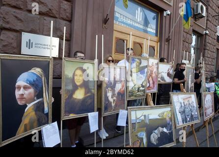 Kiew, Ukraine. Juni 2020. Eine Vielzahl von Gemälden während der Veranstaltung.Unterstützer des ehemaligen ukrainischen Präsidenten und der Europäischen Solidarität politischen Parteivorsitzenden Petro Poroschenko eine symbolische Ausstellung mit Porträts des ukrainischen Präsidenten, Wolodymyr Zelensky und Top-ukrainischen Beamten und Geschäftsleute kopulierte mit Gemälden von bekannten Künstlern aus der Welt, In einer Kundgebung, die Poroschenko Unterstützung bei seiner Ankunft als Zeuge in Strafsachen vor dem Staatlichen Untersuchungsbüro in Kiew zeigt. Quelle: SOPA Images Limited/Alamy Live News Stockfoto