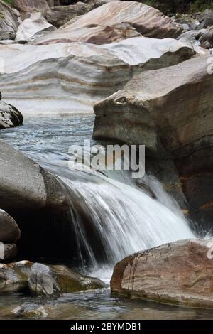 21.07.2017, Bozen, Südtirol, Italien - kleiner Wasserfall in einem Bach. 00S170721D022CAROEX.JPG [MODELLFREIGABE: NICHT ZUTREFFEND, EIGENTUMSFREIGABE: JA ( Stockfoto