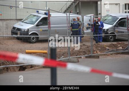 10. Juni 2020, Thüringen, Nordhausen: Einsatzkräfte der Sprengstoffbeseitigungsstelle bereiten eine Bombenentsorgung vor, die an dem Ort stattfindet, an dem eine Bombe aus dem Zweiten Weltkrieg im Nordhausener Theater gefunden wurde. Mehr als 7000 Menschen müssen nach der Entdeckung einer Bombe aus dem Zweiten Weltkrieg evakuiert werden. Foto: Matthias Bein/dpa-Zentralbild/dpa Stockfoto