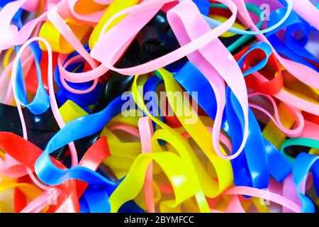 Bunte elastische Gummibänder auf weißem Textur Hintergrund Stockfoto