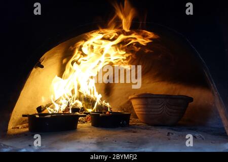 19.10.2019, Berlin, Deutschland - im Tonofen gekochtes Essen. 00S191019D633CAROEX.JPG [MODEL RELEASE: NICHT ZUTREFFEND, PROPERTY RELEASE: NO (c) caro imag Stockfoto