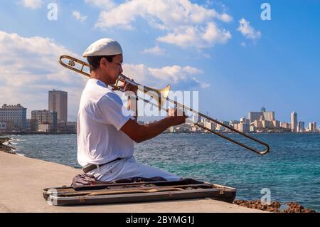 Man spielt die Posaune an der Wand des El Malecon, Havanna, Kuba Stockfoto