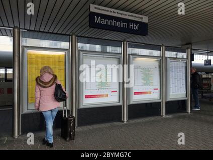 28.02.2020, Mannheim, Baden-Württemberg - Frau informiert sich über Zugabfahrten auf einem Bahnsteig am Hauptbahnhof. 00S200228D435CAROE Stockfoto