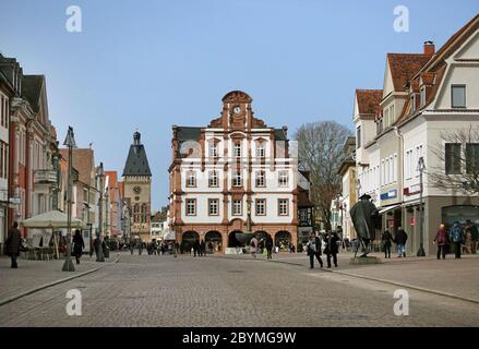 29.02.2020, Speyer, Rheinland-Pfalz, Deutschland - Maximilianstraße mit Barockbau Alte Muenze und Stadttor Altpoertel. 00S200229D484CAROEX. Stockfoto