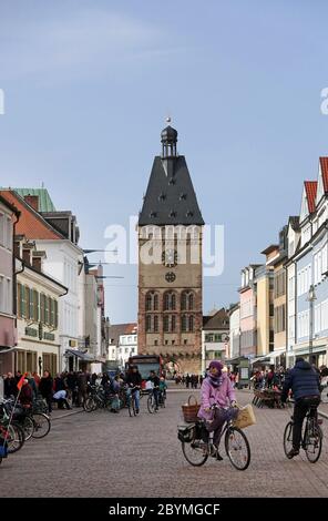 29.02.2020, Speyer, Rheinland-Pfalz, Deutschland - Menschen in der Maximilianstraße. 00S200229D499CAROEX.JPG [MODELLFREIGABE: NEIN, EIGENTUMSFREIGABE: NEIN (C) Stockfoto