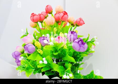 Schöne Blume in Vase, Schlafzimmer Stockfoto