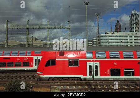 01.03.2020, Frankfurt am Main, Hessen, Deutschland - Regionalexpress der Deutschen Bahn am Eingang zum Hauptbahnhof. 00S200301D556CAROEX.JPG [MO Stockfoto