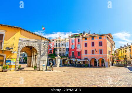 Desenzano del Garda, Italien, 11. September 2019: Vintage Antike Marktplatz und Angela Merici Denkmal auf der Piazza Giuseppe Malvezzi Platz in der Altstadt, blauer Himmel Hintergrund, Lombardei Stockfoto