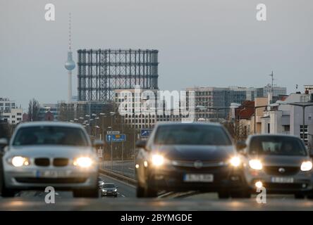 02.04.2020, Berlin, Deutschland - Blick auf das Schöneberger Gasometer und den Berliner Fernsehturm an der Ausfahrt der Autobahn A103. 00S200402D005CAROEX Stockfoto