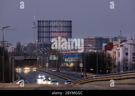 02.04.2020, Berlin, Deutschland - Blick auf das Schöneberger Gasometer und den Berliner Fernsehturm an der Ausfahrt der Autobahn A103. 00S200402D008CAROEX Stockfoto