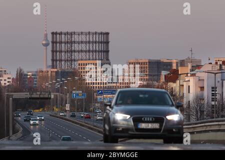 02.04.2020, Berlin, Deutschland - Blick auf das Schöneberger Gasometer und den Berliner Fernsehturm an einem Ausgang der A103. 00S200402D002CAROEX.JPG [MOD Stockfoto