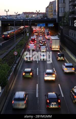 22.04.2020, Berlin, Deutschland - Stau auf der A100 vor der Ausfahrt Kaiserdamm. 00S200422D336CAROEX.JPG [MODELLFREIGABE: NICHT ZUTREFFEND, EIGENSCHAFT RELEA Stockfoto