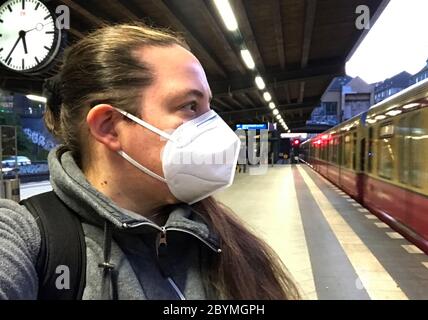 23.04.2020, Berlin, Deutschland - Frau in einer U-Bahn-Station, die in Zeiten einer Corona-Pandemie eine Atemmaske trägt. 00S200423D058CAROEX.JPG [MODELLFREIGABE Stockfoto