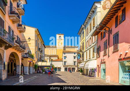 Desenzano del Garda, Italien, 11. September 2019: Glocke und Uhrenturm des Doms Santa Maria Maddalena Kathedrale katholische Kirche im alten historischen Stadtzentrum, blauer Himmel Hintergrund, Lombardei Stockfoto