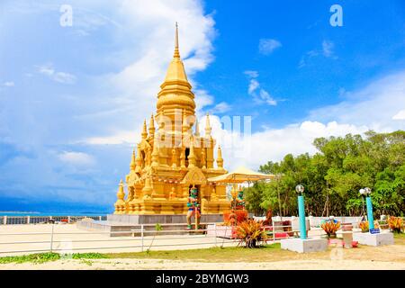 Schöne Gold buddhist laem oder Pagode des Tempels in koh samui mit blauem Himmel am Meer Strand thailand Stockfoto