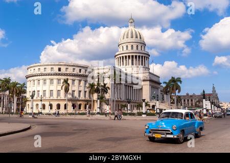 Oldtimer-Oldtimer-Fahrt vor dem Capitolio, Havanna, Kuba Stockfoto