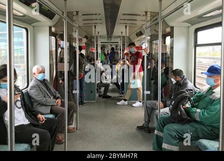 29.04.2020, Berlin, Deutschland - Menschen in einem Vorstadtzug tragen in Zeiten der Corona-Pandemie Atemschutzmasken. 00S200429D389CAROEX.JPG [MODELLVERÖFFENTLICHUNGSVERSION Stockfoto