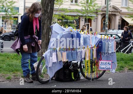 30.04.2020, Berlin, Deutschland - Privater Verkauf von provisorischen Mund- und Nasenprotektoren auf einer Straße. 00S200430D394CAROEX.JPG [MODELLFREIGABE: NEIN, EIGENTUM Stockfoto