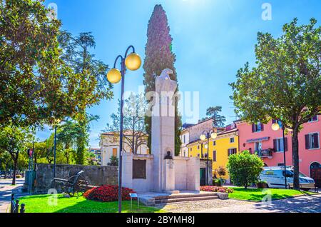 Desenzano del Garda, Italien, 11. September 2019: Achille Papa Adler Denkmal und Kanone auf grünem Rasen im historischen Zentrum, blauer Himmel Hintergrund, Lombardei Stockfoto