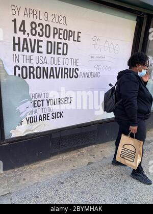 Dysturb Medieninstallation auf der Flatbush Avenue in Brooklyn, New York während der Coronavirus-Pandemie. Stockfoto