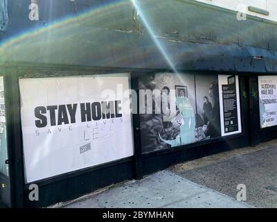 Dysturb Medieninstallation auf der Flatbush Avenue in Brooklyn, New York während der Coronavirus-Pandemie. Stockfoto