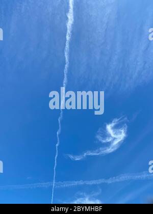 Wolkenkunst in einem blauen Himmel. Stockfoto