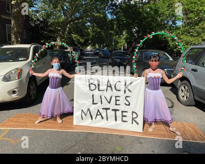 Junge Tänzer auf der Straße erinnern uns daran, dass "Black Lives Matter." nach dem Polizeimord an George Floyd und während der Covid-19 Pandemie. Brookly Stockfoto