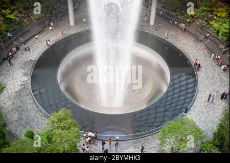 18.03.2020, Singapur, , Singapur - Forest Valley mit HSBC Rain Vortex Wasserfall im neuen Jewel Terminal am Changi International Airport. Das Desi Stockfoto