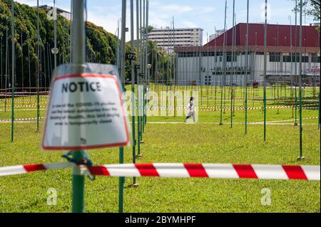 22.04.2020, Singapore, , Singapore - die Rasenflächen des Kebun Baru Bird Singing Area wurden mit rotem und weißem Klebeband abgekardelt, um die Weichen weiter zu begrenzen Stockfoto