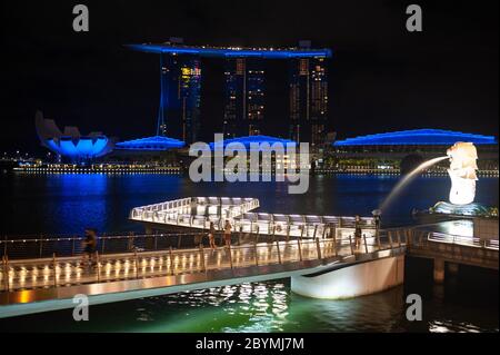28.05.2020, Singapore, , Singapur - Merlion Park am Ufer des Singapore River während der Ausstiegsbeschränkung mitten in der Corona-Krise ( Stockfoto