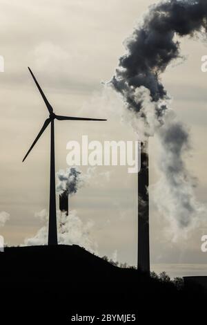 04.05.2020, Gelsenkirchen, Nordrhein-Westfalen - Energielandschaft, Windturbine und Rauchschornsteine im Kraftwerk Scholven, Uniper Hard Stockfoto