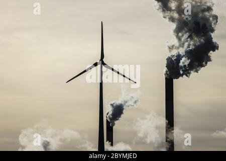 04.05.2020, Gelsenkirchen, Nordrhein-Westfalen - Energielandschaft, Windturbine und Rauchschornsteine im Kraftwerk Scholven, Uniper Hard Stockfoto