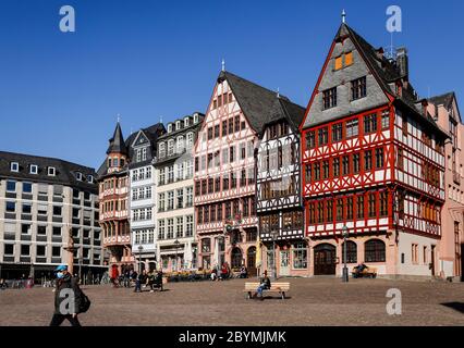 01.04.2020, Frankfurt am Main, Hessen - Fachwerkhäuser auf dem Römerberg in Zeiten der Corona-Pandemie. 00X200401D088CAROEX.JPG [MODELL Stockfoto