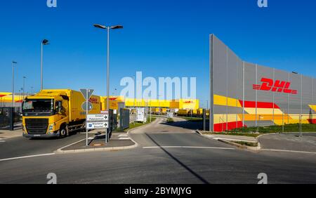 20.04.2020, Bochum, Nordrhein-Westfalen, Deutschland - DHL Logistik Paketzentrum, MARK 517, Umbau des ehemaligen Opel-Werks in Bochum. 00X200420D05 Stockfoto