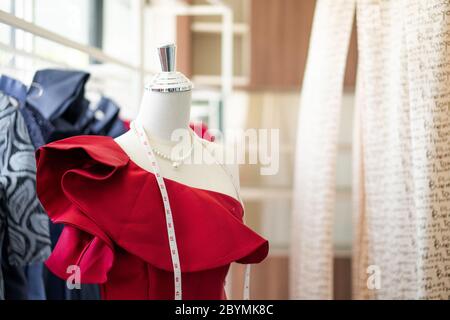 Selektiver Fokus der Dummy-Schaufensterpuppe mit Maßband im Schneiderstudio. Konzept der Mode und Mode. Stockfoto