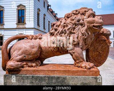 Blick auf eine historische Statue in Papa, Ungarn an einem sonnigen bewölkten Tag. Stockfoto