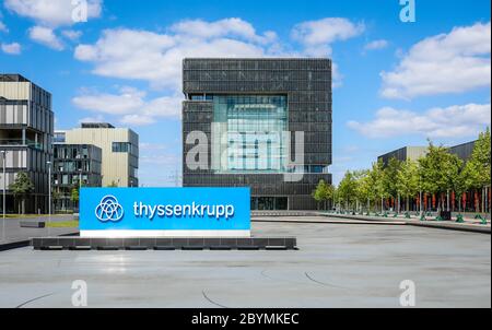 05.05.2020, Essen, Nordrhein-Westfalen, Deutschland - ThyssenKrupp-Stammsitz, ThyssenKrupp-Viertel mit Firmenlogo vor dem Hauptgebäude Q Stockfoto